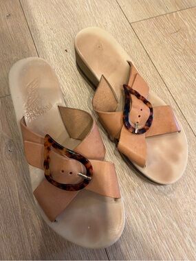 Ancient Greek SandaWomen's Leather Slide Sandals with Tortoiseshell Buckle - Tan